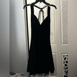 Black v-neck velvet medium short dress